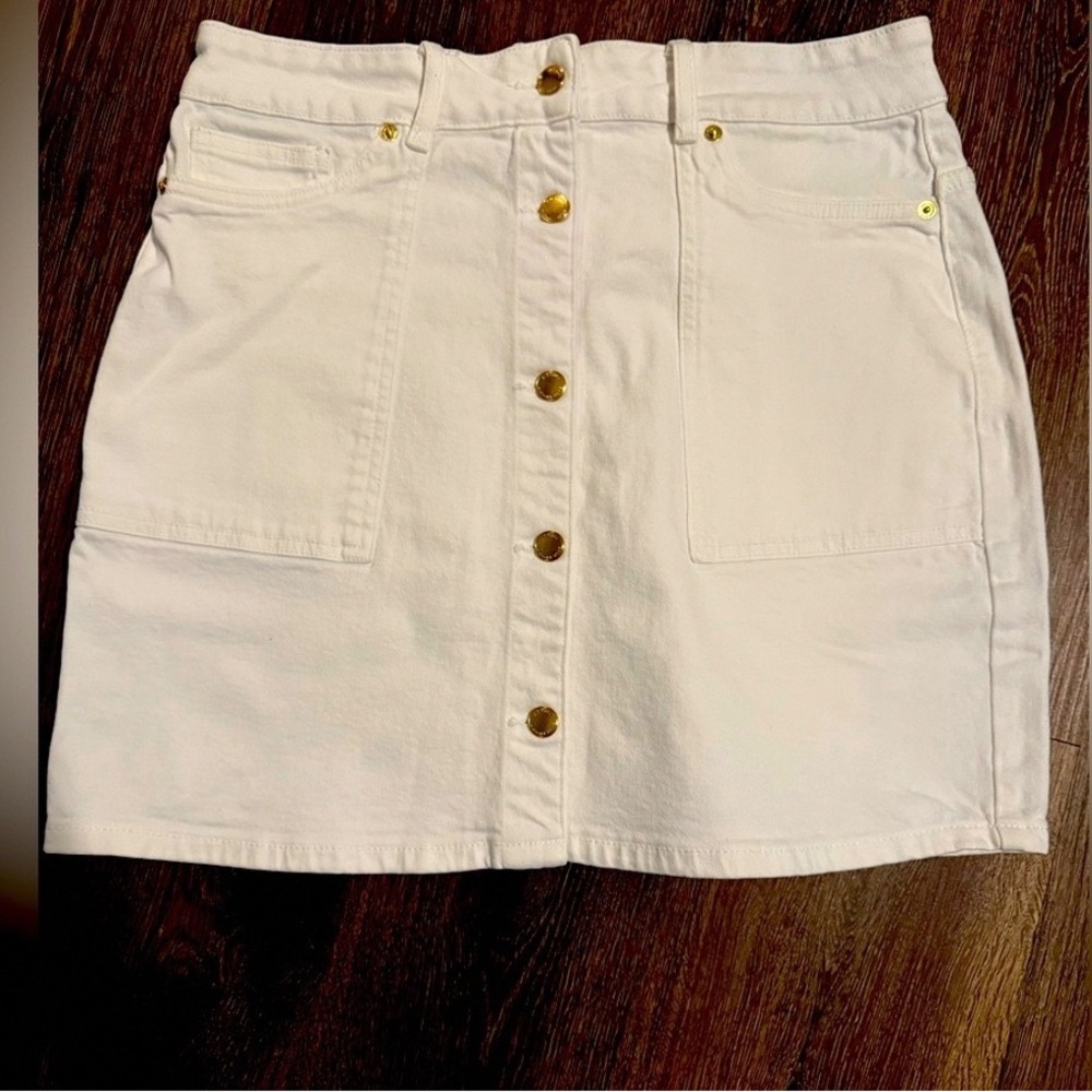 Elegant White Button-Up Mini Skirt